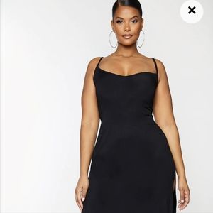 Featuring a black jersey fabric with thin shoulder straps and a midi length, dr